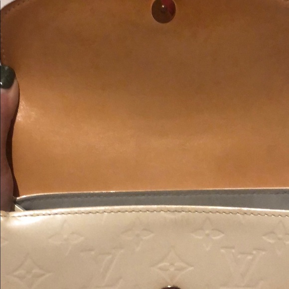 Authentic LOUIS VUITTON vernis white shoulder bag - Picture 8 of 8